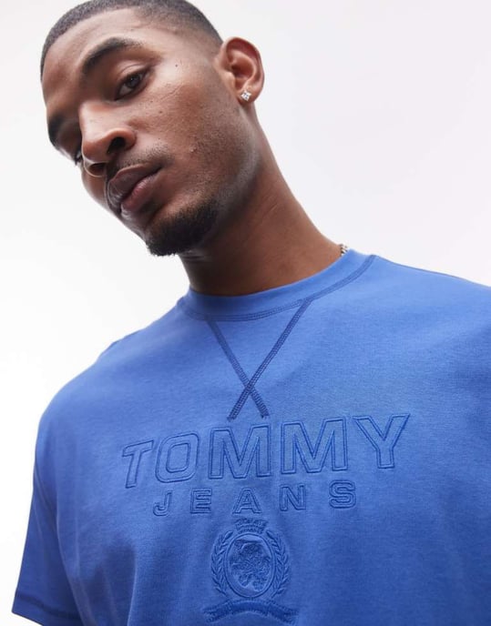 Tommy Jeans tonal sköld t-shirt i blått - Image 2