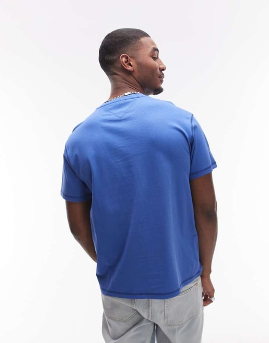 Tommy Jeans tonal sköld t-shirt i blått - Image 4