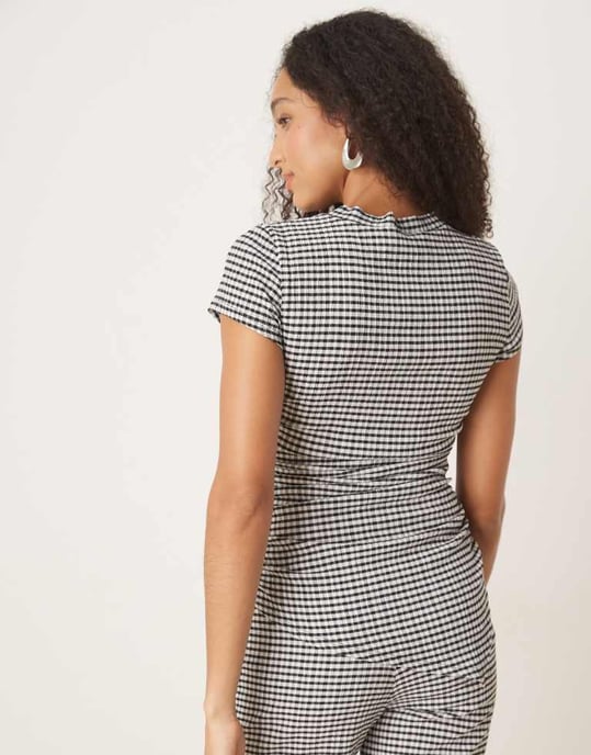 ASOS DESIGN rynkad sidoverskjutande t-shirt i rutigt mönster - Image 3