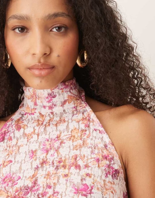 ASOS DESIGN koordinerad midjeans knyt tillbaka halterneck topp i tryckt blommig spets - Image 4
