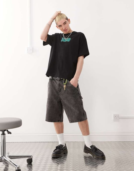 Weekday Stor boxig oversized t-shirt med grafiskt tryck fram i svart - Image 2