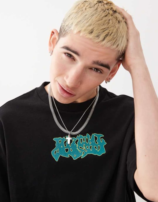 Weekday Stor boxig oversized t-shirt med grafiskt tryck fram i svart - Image 4