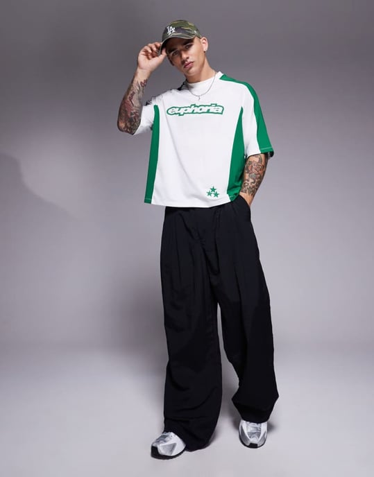 ASOS DESIGN boxig oversized t-shirt med paneler och textgrafik i vit sporttyg - Image 2