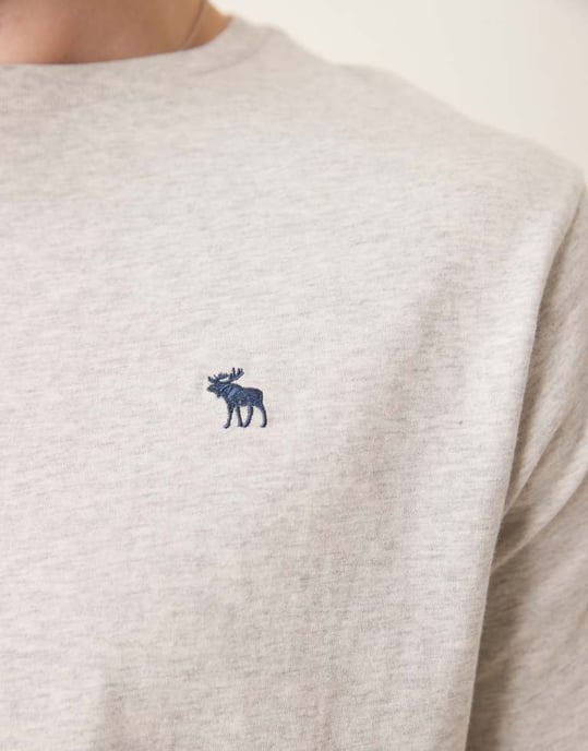 Abercrombie & Fitch 3-pack kortärmade t-shirts med ikonlogotyp i flera färger - Image 3