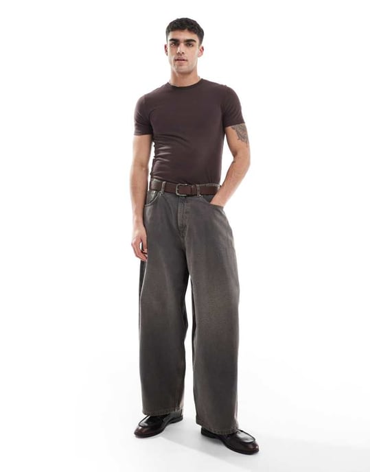 ASOS DESIGN Essentials muskelpassform t-shirt i brun - Image 2