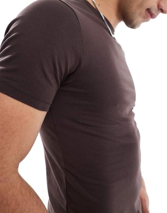 ASOS DESIGN Essentials muskelpassform t-shirt i brun - Image 3