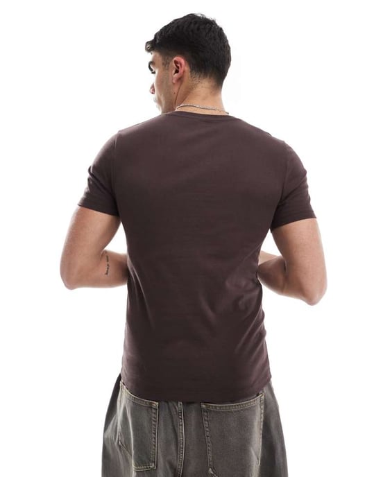 ASOS DESIGN Essentials muskelpassform t-shirt i brun - Image 4