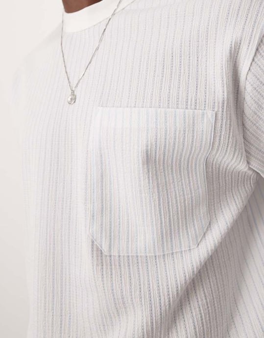 ASOS DESIGN boxy avslappnad t-shirt med bröstficka i blå och vit texturerad rand - Image 3