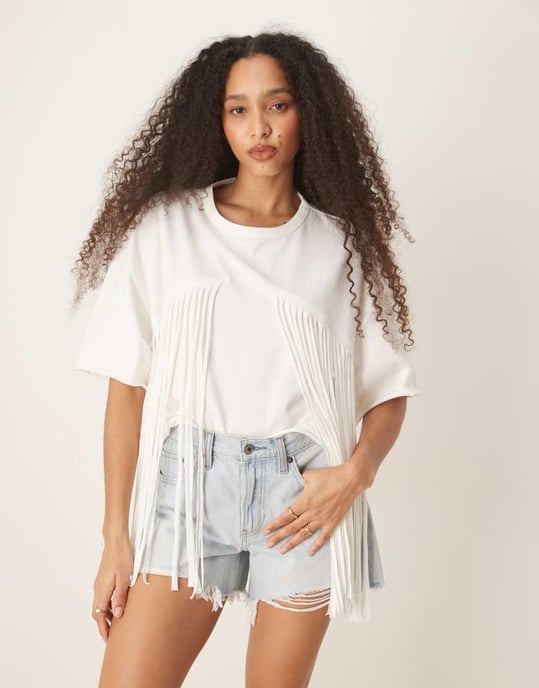 ASOS DESIGN boxy cropped t-shirt med fransdetalj i grädde - Image 2