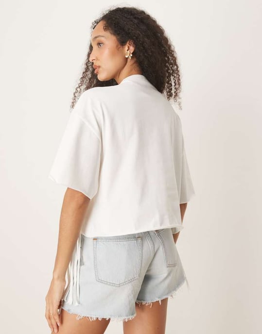 ASOS DESIGN boxy cropped t-shirt med fransdetalj i grädde - Image 4