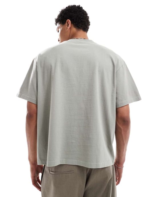 Jack & Jones boxig oversized kort t-shirt med framptryck i khaki - Image 4