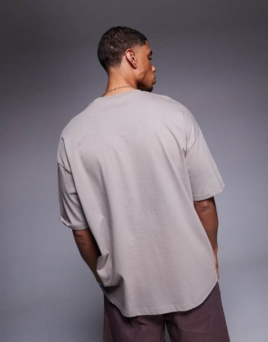 ASOS DESIGN oversized t-shirt med persikografik i brunt - Image 3