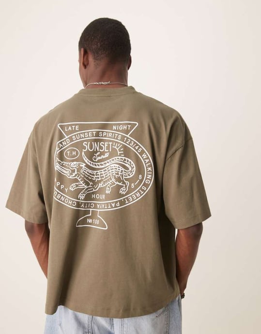 ASOS DESIGN boxig oversized t-shirt med bakre stadsgrafik i khaki - Image 1