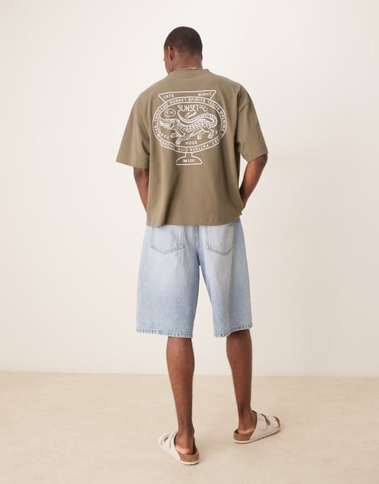 ASOS DESIGN boxig oversized t-shirt med bakre stadsgrafik i khaki - Image 3