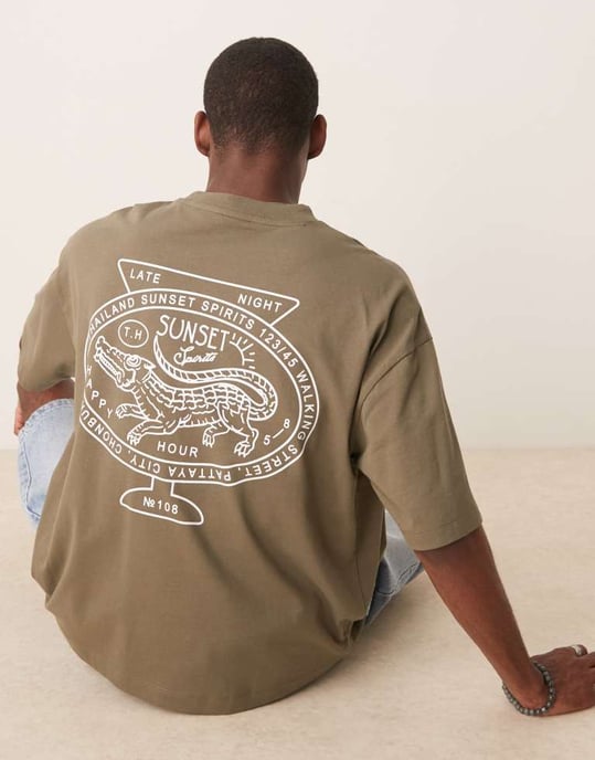 ASOS DESIGN boxig oversized t-shirt med bakre stadsgrafik i khaki - Image 4