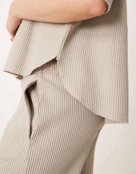 ASOS DESIGN kraftig våfflad koord kortärmad topp i ljus khaki - Image 2