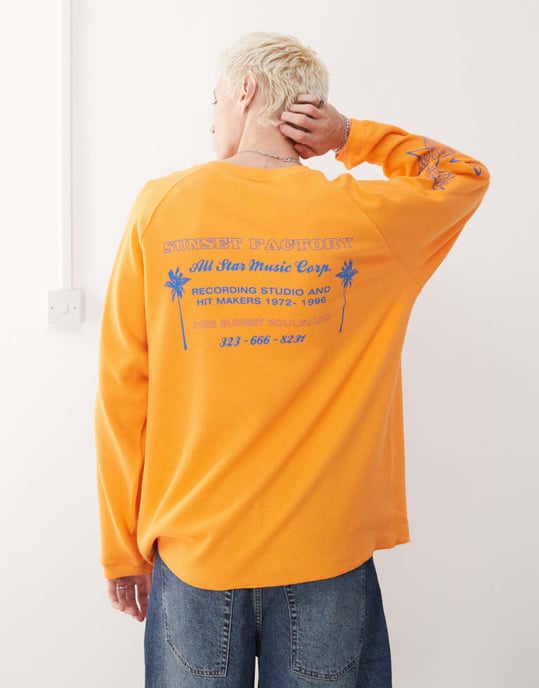COLLUSION Långärmad skater passform t-shirt i orange med blått tryck - Image 2