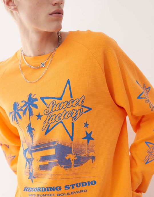 COLLUSION Långärmad skater passform t-shirt i orange med blått tryck - Image 4