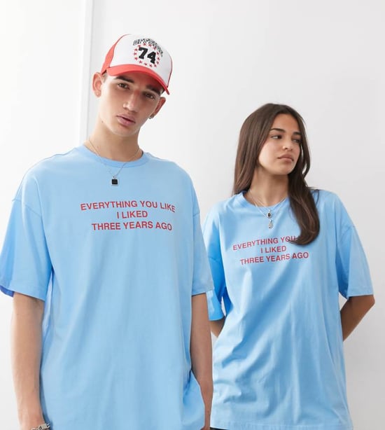 COLLUSION Unisex blå t-shirt med röd sloganskrift - Image 1