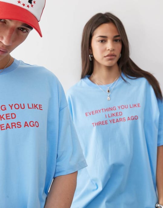 COLLUSION Unisex blå t-shirt med röd sloganskrift - Image 2