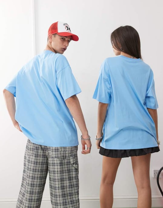 COLLUSION Unisex blå t-shirt med röd sloganskrift - Image 4