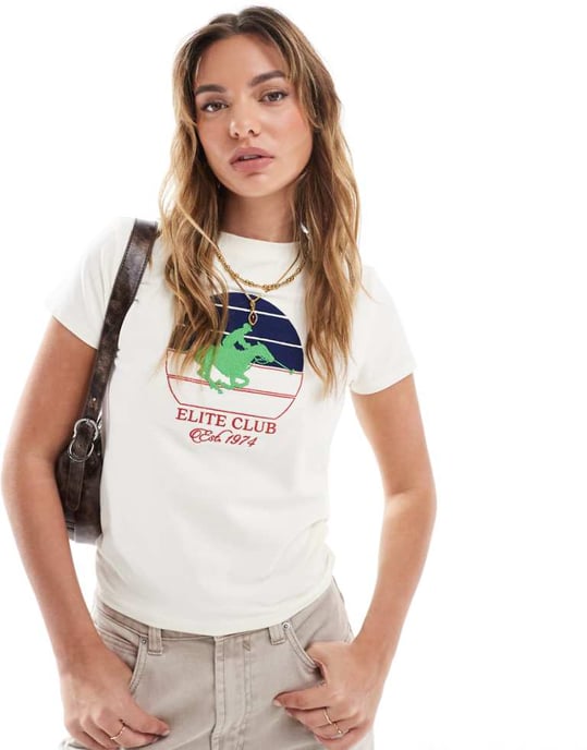 ASOS DESIGN baby t-shirt med elitklubb hästgrafik i krämfärg - Image 1