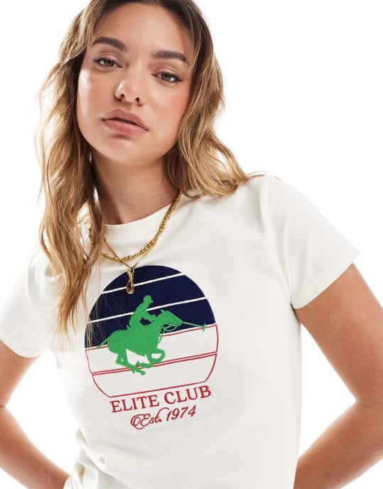 ASOS DESIGN baby t-shirt med elitklubb hästgrafik i krämfärg - Image 2