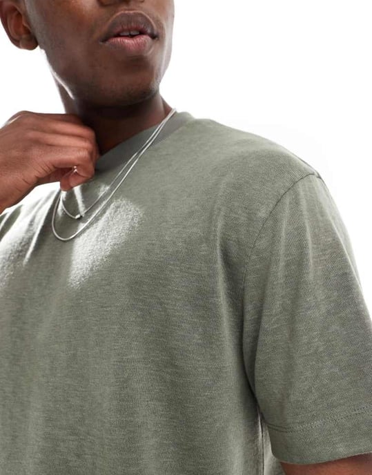 ASOS DESIGN avslappnad t-shirt i dammig olivfärgad linnelook - Image 2