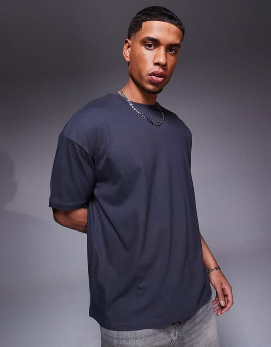 ASOS DESIGN överdimensionerad t-shirt med sceniska tryck i kolgrå - Image 2