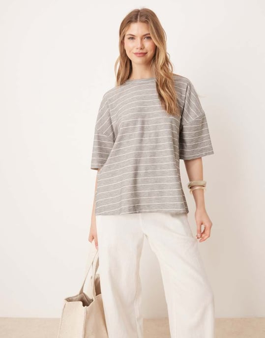 ASOS DESIGN t-shirt med kort ärm och vridt detalj bak i monostrip. - Image 2