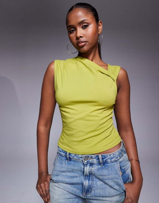 ASOS DESIGN figursydd topp med vriden halsdetalj i olivgrön - Image 1