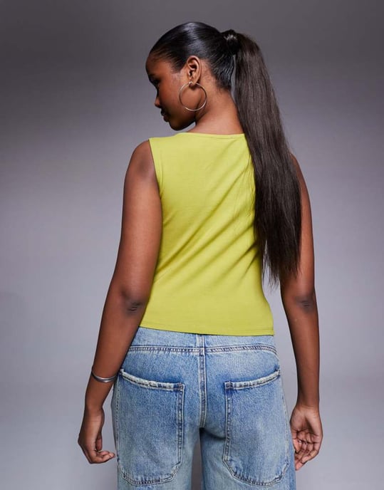 ASOS DESIGN figursydd topp med vriden halsdetalj i olivgrön - Image 2