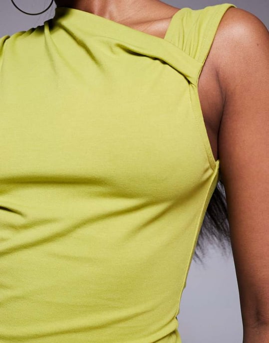 ASOS DESIGN figursydd topp med vriden halsdetalj i olivgrön - Image 4