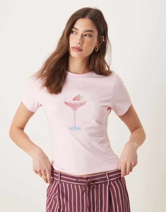ASOS DESIGN baby tee med broderad cocktail i rosa - Image 4