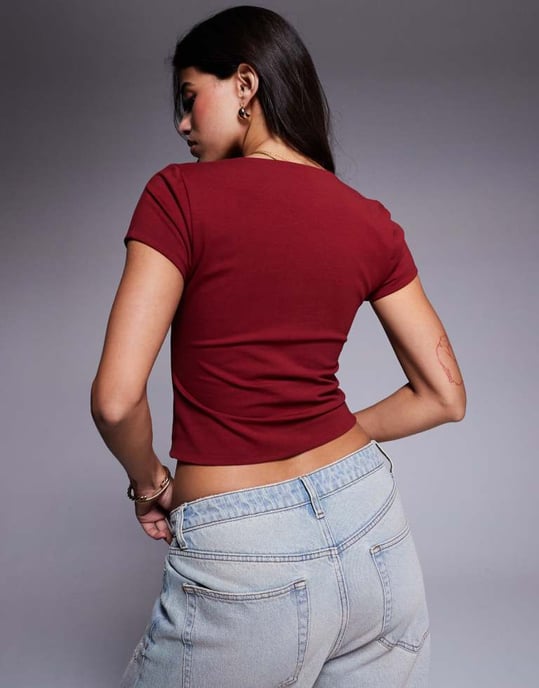 ASOS DESIGN dubbellager fyrkantig halsringning topp med kort ärm i bordeaux - Image 4