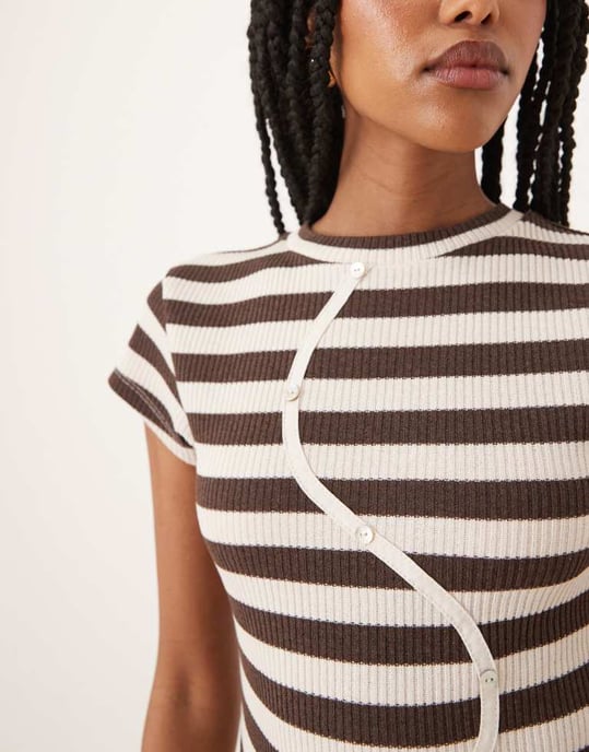 ASOS DESIGN babytopp med knapppar i monostripig koordinerat set - Image 2