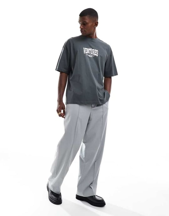 ASOS DESIGN oversize t-shirt med sportgrafik i kolgrå - Image 3