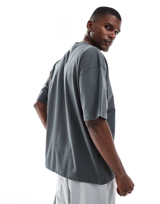 ASOS DESIGN oversize t-shirt med sportgrafik i kolgrå - Image 4