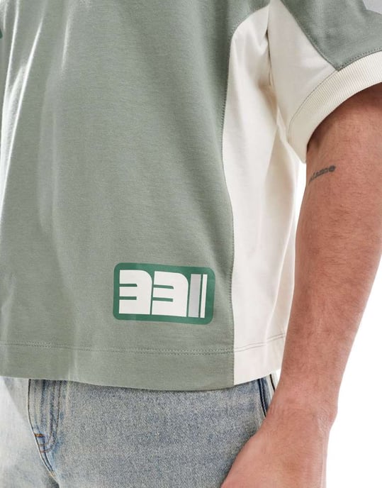 ASOS DESIGN boxig oversized t-shirt med sänkt axel och skurna och sydda paneler samt sportgrafik i grön - Image 3