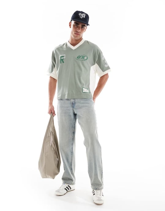 ASOS DESIGN boxig oversized t-shirt med sänkt axel och skurna och sydda paneler samt sportgrafik i grön - Image 4