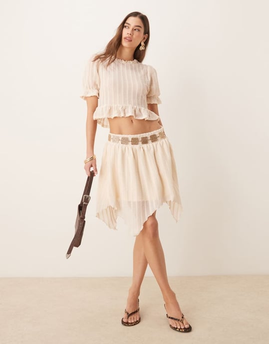ASOS DESIGN koordinerad texturerad rynkad topp med volangdetaljer i krämfärg - Image 2