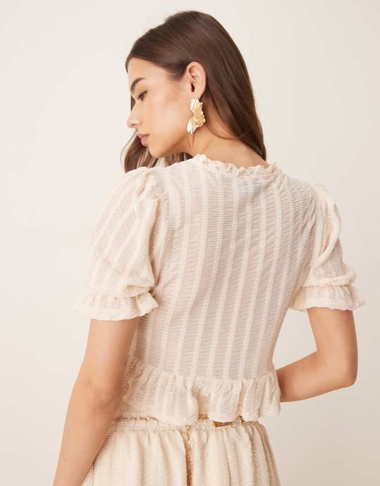 ASOS DESIGN koordinerad texturerad rynkad topp med volangdetaljer i krämfärg - Image 3