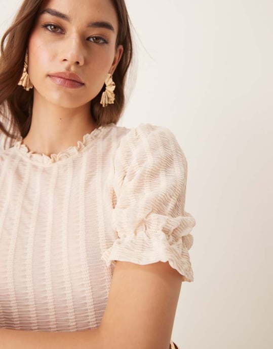 ASOS DESIGN koordinerad texturerad rynkad topp med volangdetaljer i krämfärg - Image 4