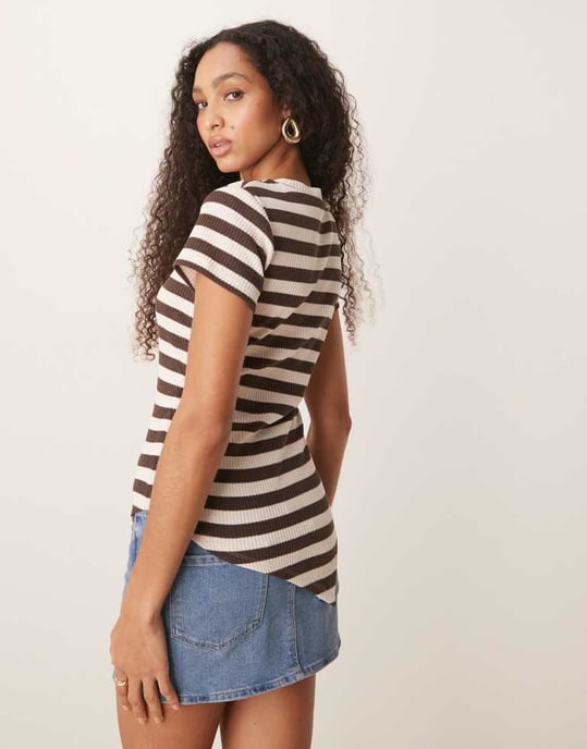 ASOS DESIGN rynkad sidodetalj asymmetrisk t-shirt i mono rand - Image 4