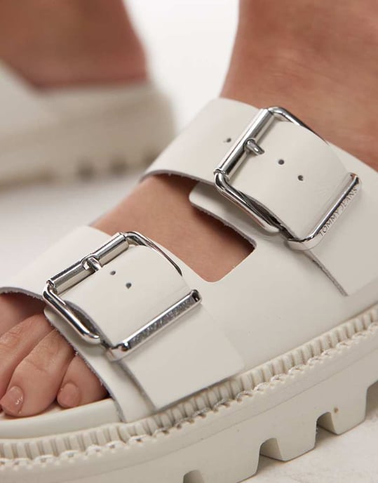 Tommy Jeans dubbelremspänne sandal i vitt - Image 2