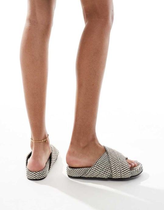 4th & Reckless woven crossover strap flat sandals in mono - Image 4