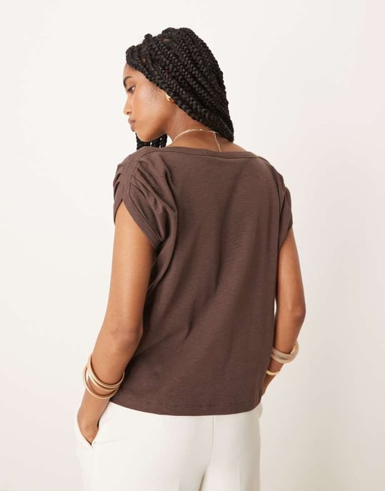 ASOS DESIGN slubbig kortärmad baby t-shirt i choklad - Image 4