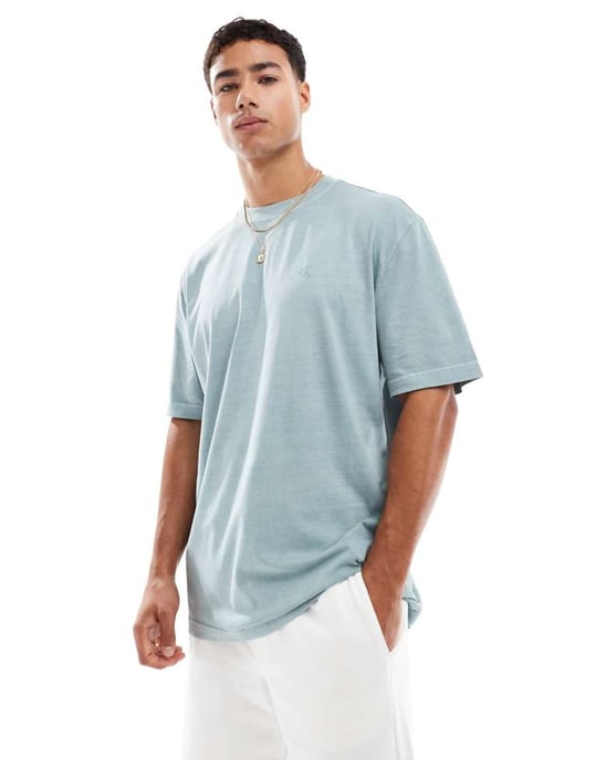 Calvin Klein Jeans logotryckt t-shirt i tvättad grå - Image 3