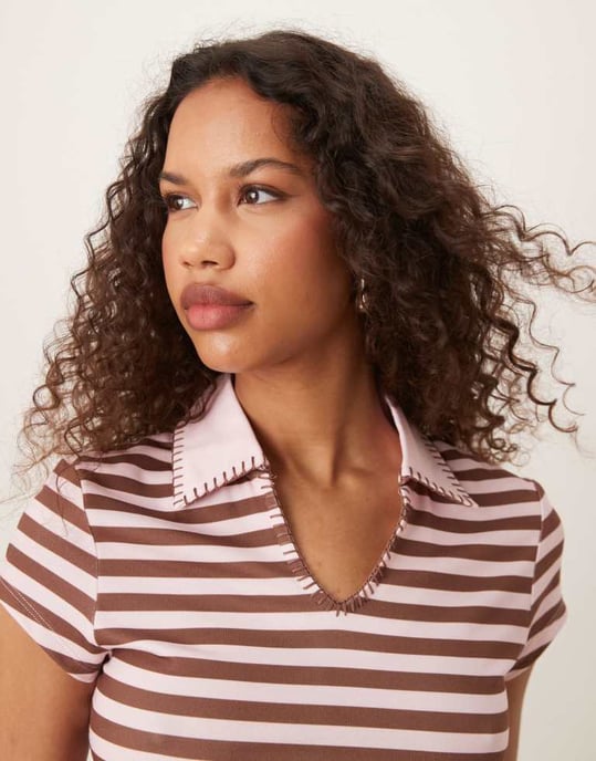 ASOS DESIGN plädstickad polotröja i brun och rosa rand - Image 2