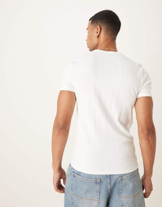 ASOS DESIGN muskelpassform t-shirt i vit strukturerad ribbmateriel - Image 3